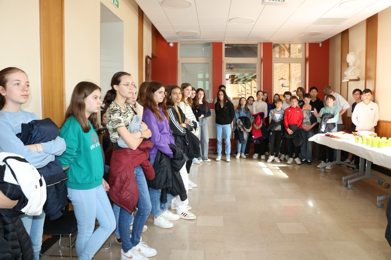 Accueil des collegiens par le maire de vonnas 001