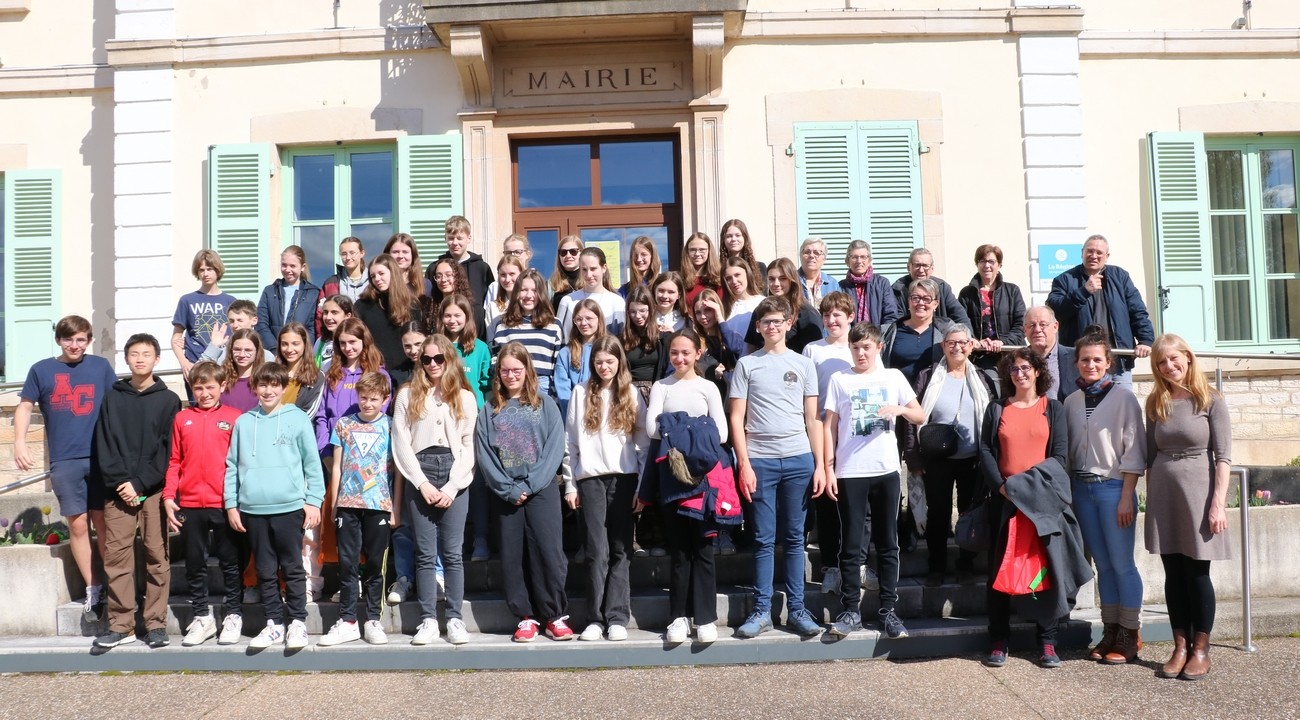 Accueil des collegiens par le maire de vonnas 004