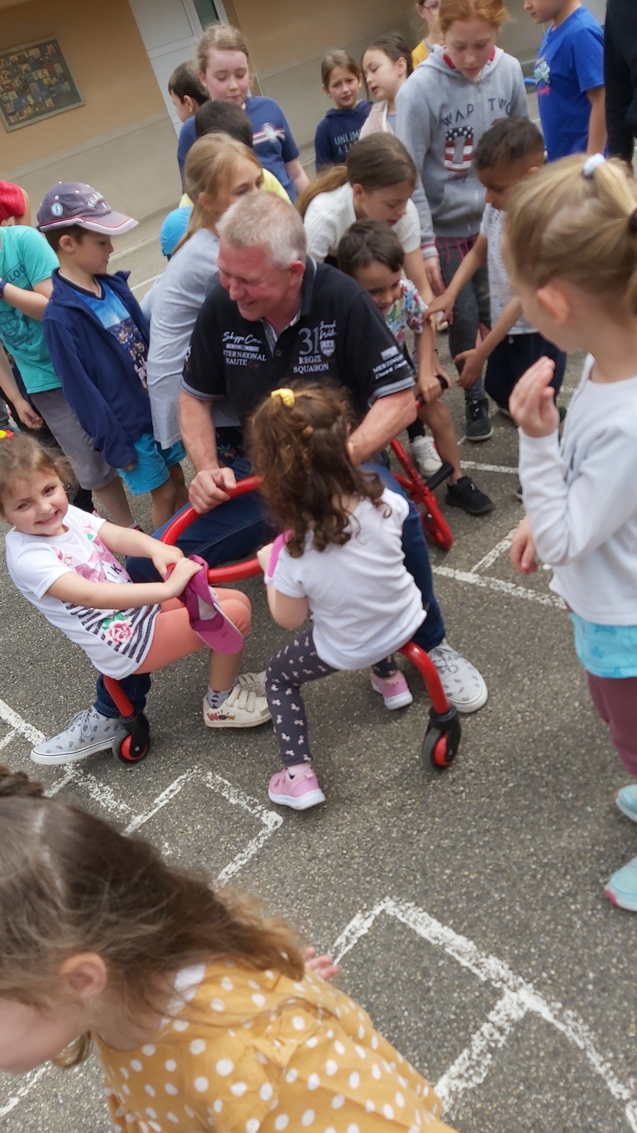 Remise des cadeaux a l ecole de baneins 002