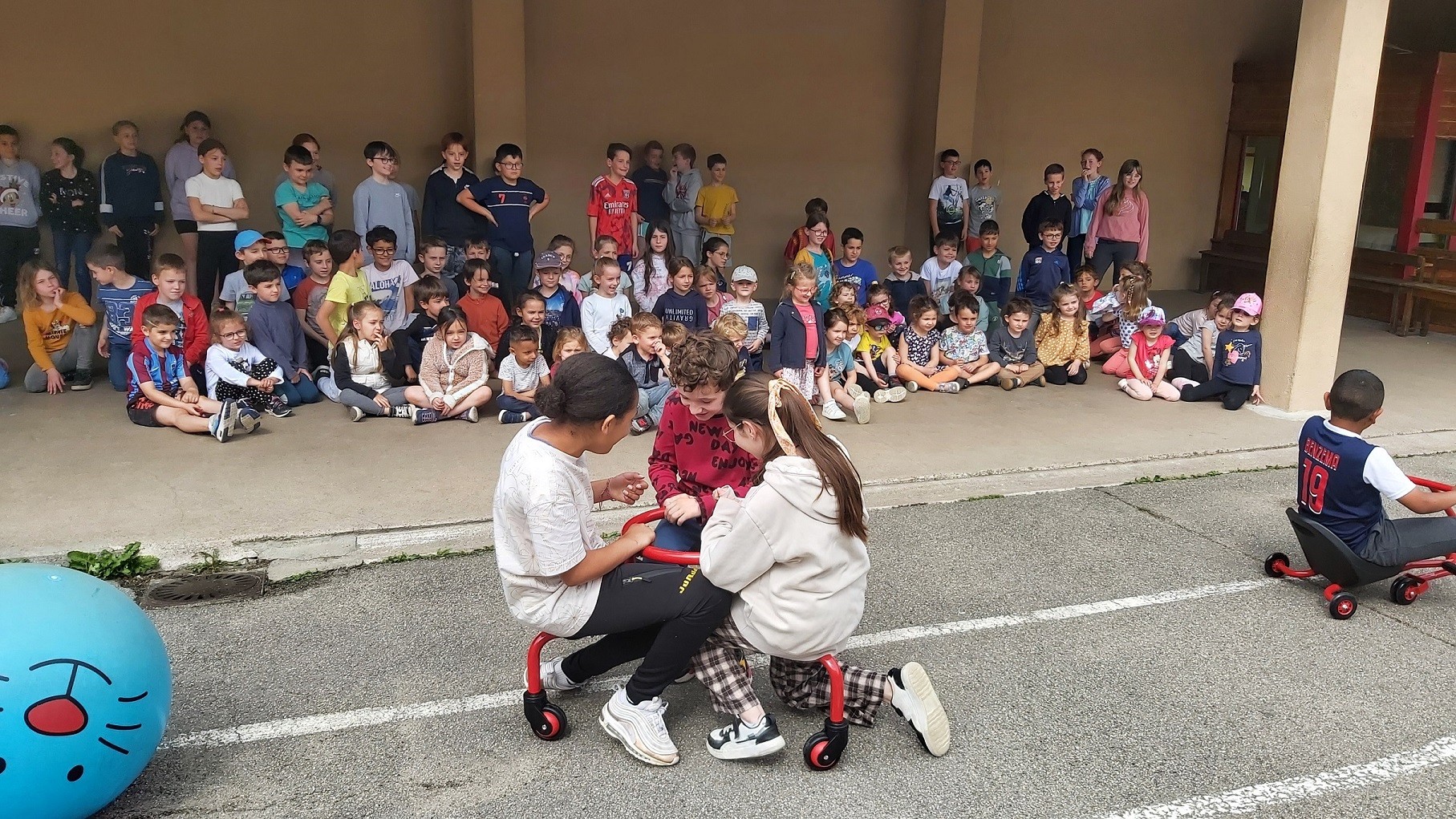 Remise des cadeaux a l ecole de baneins 003