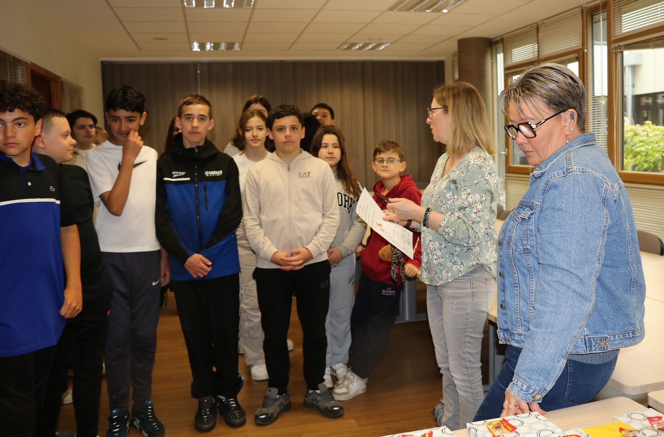 Remise des dictionnaire aux ecoles 002