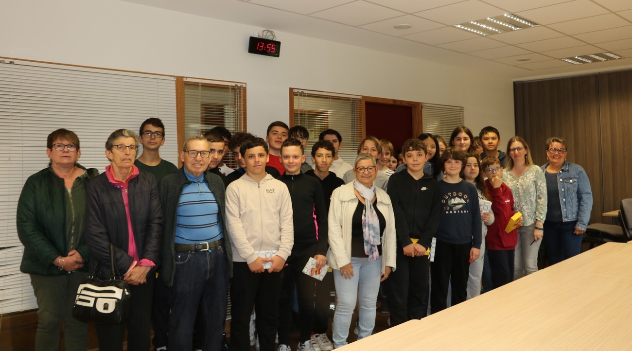 Remise des dictionnaire aux ecoles 003
